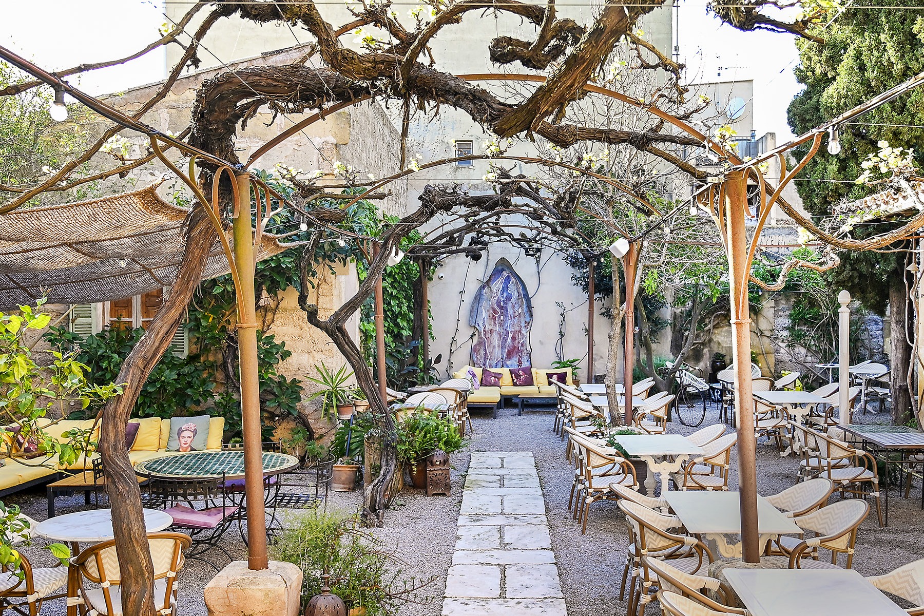 cafe-parisien-arta-garden