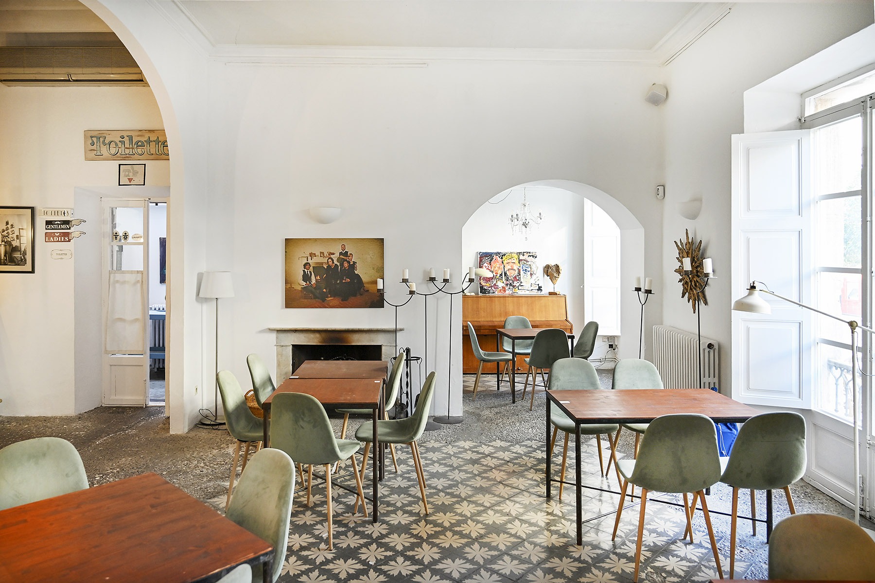 cafe-parisien-arta-place-to-stay